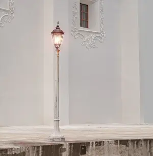 Lantern Pole Imprime: A lantern pole in a square with copy space