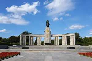 Soviet Memorial Berlin Imprime: A large monument with a statue on a platform