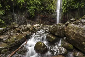 Madeira Waterfall Imprime: A large waterfall