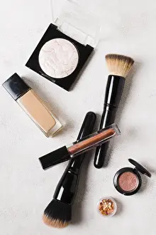 Makeup Tools Imprime: Lay out basic tools putting make up