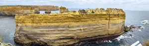 Panoramic Ocean View Imprime: Limestone cliffs rise dramatically above the ocean