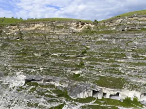 Impresiones de Acantilados de caliza con estructuras de cuevas visibles, verde debajo de nubes azules, vista aérea, viviendas en cuevas, Viejo Orhei, Orheiul Vechi, sitio arqueológico, área protegida del paisaje Moldavia Imprime: Paredes de caliza con estructuras de cuevas visibles.