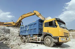 Construction Vehicle Imprime: Loading a large lorry building material