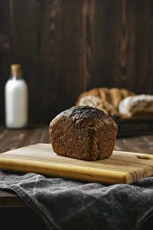 Black Table Setup Imprime: Loaf of artisan rye bread on a table