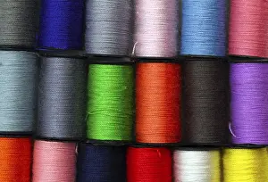 Empty Space Design Imprime: Lot of colored thread spools, background
