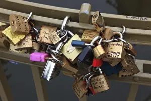Couple In Bohemia Imprime: Lover's lock on a railing