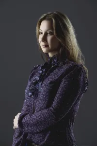 Low Key Portrait Photography Imprime: Low key portrait of size plus model in blouse posing in studio
