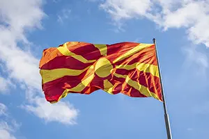 Impresiones de La bandera de Macedonia ondeando al viento, bandera de la República de Macedonia en los Balcanes Macedonia Del Norte Imprime: La bandera de Macedonia ondeando en el viento.