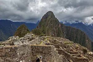Inca City Peru Imprime: Machu Picchu with dramatic cloudscape and visible mountain