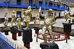 Cusco Imprime: Plaza principal con figuras bailando.