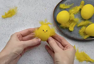 Easter Egg Chick Decoration Imprime: How to make a chick from eggs for Easter decor