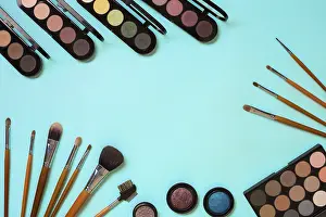 Blue Background Cosmetics Imprime: Make up essentials. Set of professional make up brushes