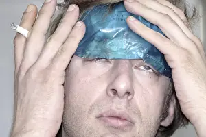 Migraine Pain Relief Imprime: Man with a coolpack