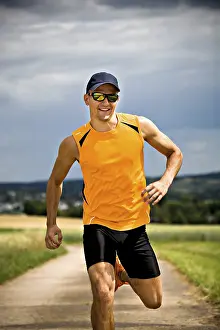 Male Jogger Imprime: Man jogging through the fields
