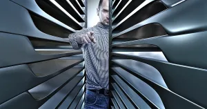 Digital Composing Techniques Imprime: Man pointing towards the camera