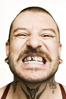 Obras De Arte Fotorrealistas Imprime: Hombre con tatuajes.