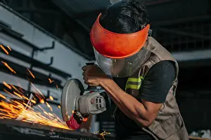 Handicraft Industry Imprime: Man using a grinder in a workshop