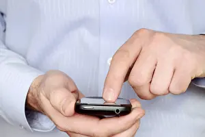 Man Using Smartphone Imprime: Man using a smartphone