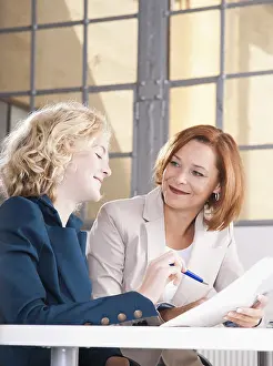 Office Teamwork Success Imprime: Manager working in an office with a trainee