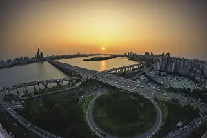 Corea Del Sur Imprime: Vista del puente Mapo desde la parte superior de un edificio.