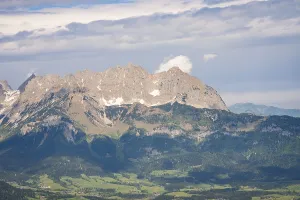 Cloudy Mountain Scenery Imprime: Massive mountain range under dramatic cloud formations and dense forest