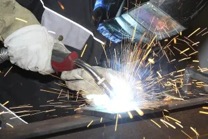 Manual Labor Imprime: Metalworker during welding work in his workshop