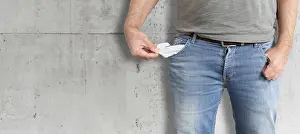 Empty Pockets Imprime: midsection of man turning his empty pockets inside out