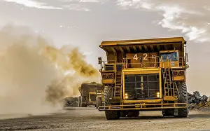 Construction Site Equipment Imprime: Mining dump trucks transporting Platinum ore for processing