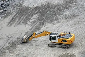 Construction Machinery Images Imprime: Mining in the granite quarry. Working mining machine