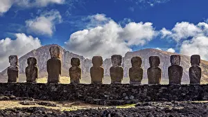 Dramatic Cloudy Skies Imprime: Moai statues against a mountain backdrop and dramatic sky with clouds