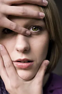 Caucasian Female Model Portrait Imprime: Model posing her hands around her face