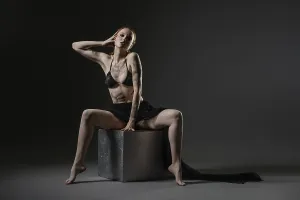 Elegant Pose Imprime: The model showcases an elegant pose on a cube