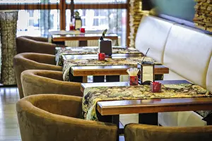Modern Restaurant Interior Imprime: Modern restaurant interior with tables and sofas