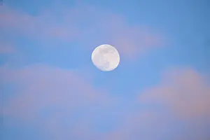 Evening Light In Europe Imprime: Moon at sunset, evening, clouds