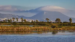 Landscape Photography Balkans Imprime: A mountain covered with clouds in the background