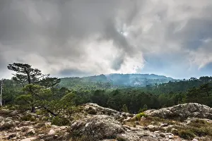 Cloudy Daytime Photography Imprime: Mountain landscape with dramatic clouds