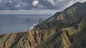 Spanish Mountainous Region Imprime: Mountain landscape with dramatic clouds over the ocean
