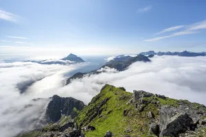 Lofoten Norway Imprime: Mountain peaks above the clouds