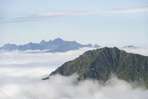 Lofoten Norway Imprime: Mountain peaks above the clouds