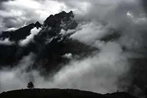 Deserted Valley Scene Imprime: Mountain ridge with dramatic clouds