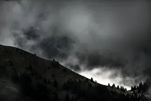 Deserted Valley Scene Imprime: Mountain ridge with dramatic clouds