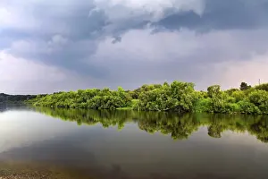 Stormy Weather Forecast Imprime: Nature Landscape with Small River and Dramatic Clouds