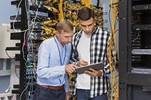 Corona Virus Pandemic Imprime: Network engineers with tablet medium shot