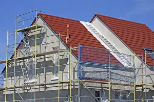 Construction Site Image Imprime: New building with completed basic rendering of the exterior facade New building with completed basic rendering of