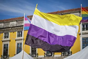 Imágenes fechadas el 21 de junio de 2024: La bandera de orgullo no binario y los colores de la bandera no binaria ondean en Lisboa.