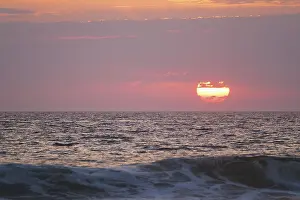 Ocean Sunset Imprime: Ocean waves on sunset with setting sun background