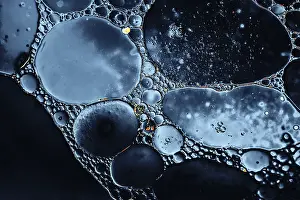 Uninhabited Waterfront Landscape Imprime: Oil bubbles inside water base form patterns