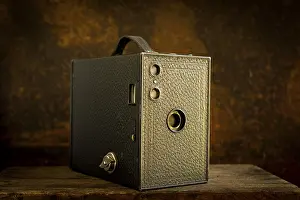 Old Camera Imprime: Old camera on brown background