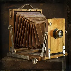 Old Camera Imprime: Old camera on brown background