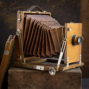 Brown Background Studio Shot Imprime: Old camera on brown background